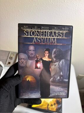 Stonehearst Asylum (Black) DVD - Warner Bros.